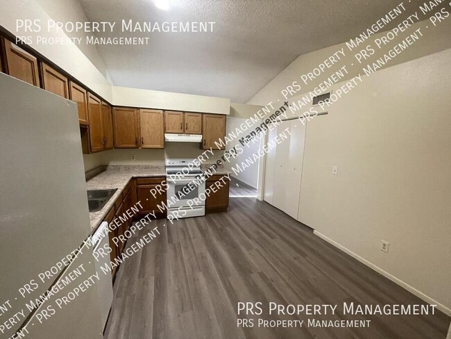 Building Photo - 727 S Hartford St