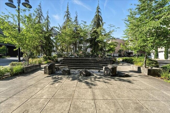 Building Photo - Versatile Townhome: Perfect for Live/Work ...