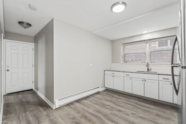 Building Photo - 3 br, 1 bath Triplex - 5358 South Narragan...