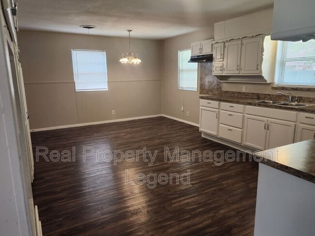 Building Photo - 7009 Corona Dr