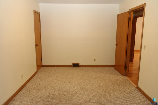 Building Photo - 1905 S Western Ave