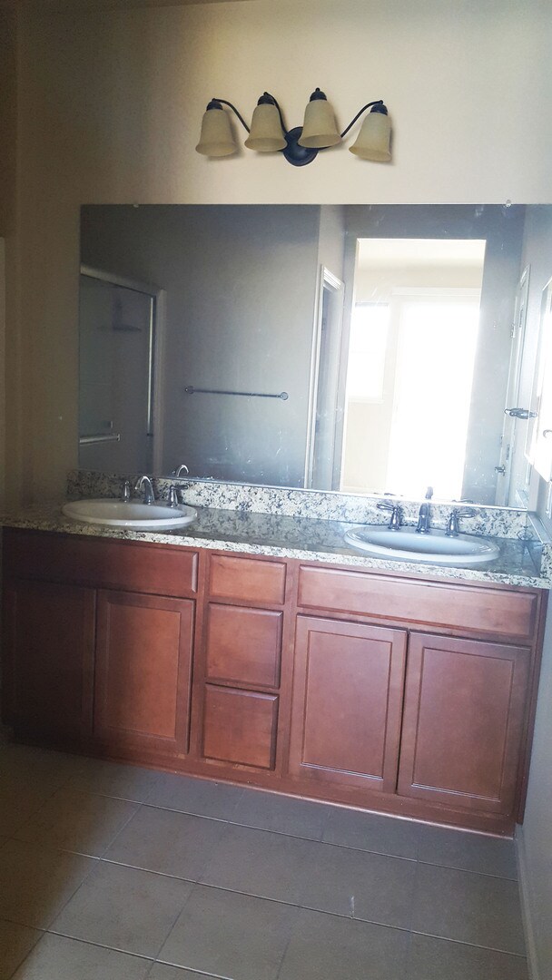 Building Photo - Gorgeous Town Home Across from Virginia Lake!