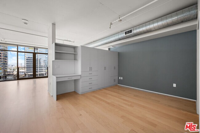 Building Photo - 1100 S Hope St