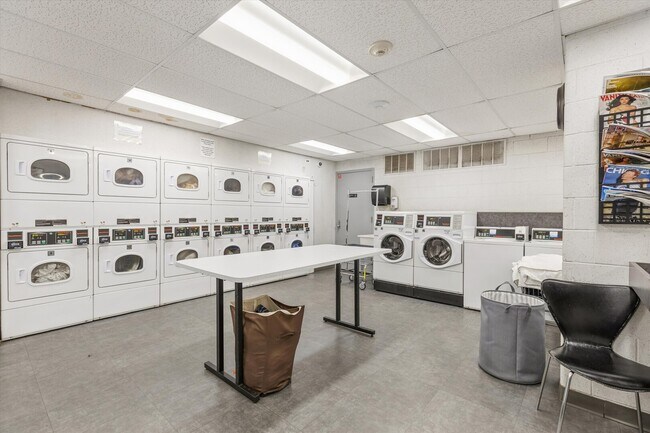 Building Photo - 1850 N Clark St