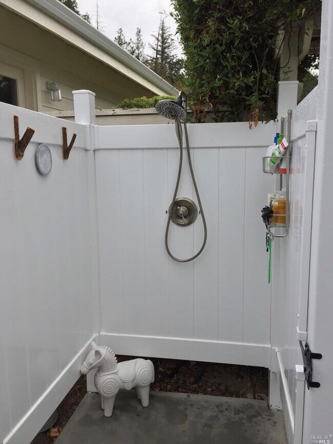 Building Photo - 419 Dry Creek Rd