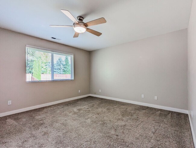 Building Photo - Beautiful 3 bed, 2.5 bath home with fully ...