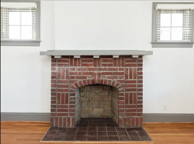 Building Photo - 2010 Maury St