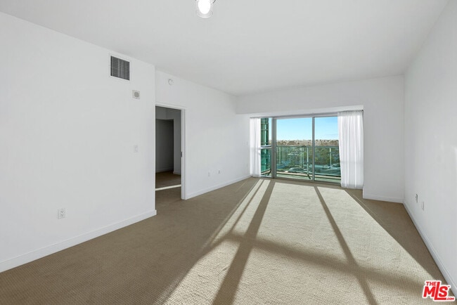 Building Photo - 13700 Marina Pointe Dr