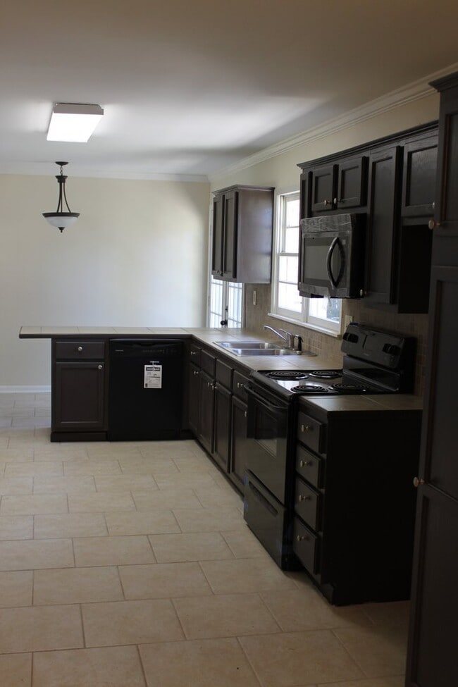 Building Photo - Lovely 3 Bedroom Home with Large Fenced in...