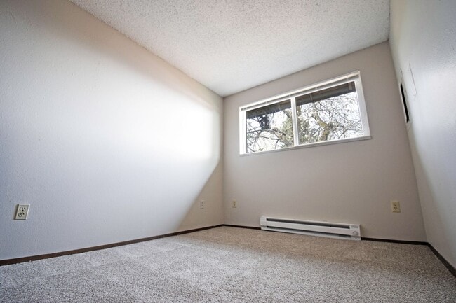 Building Photo - Move In Special! Single Level 2-Bedroom Ap...