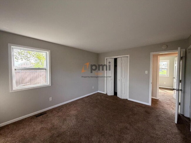 Building Photo - 365 Raven Ct