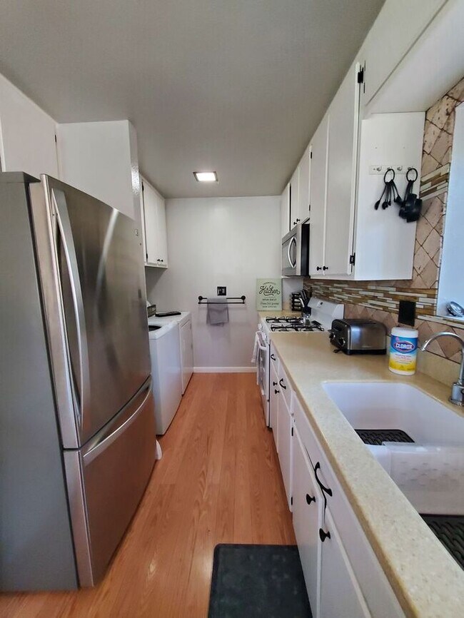 Building Photo - 3 bedroom/ 3 bath. Fully furnished ready f...