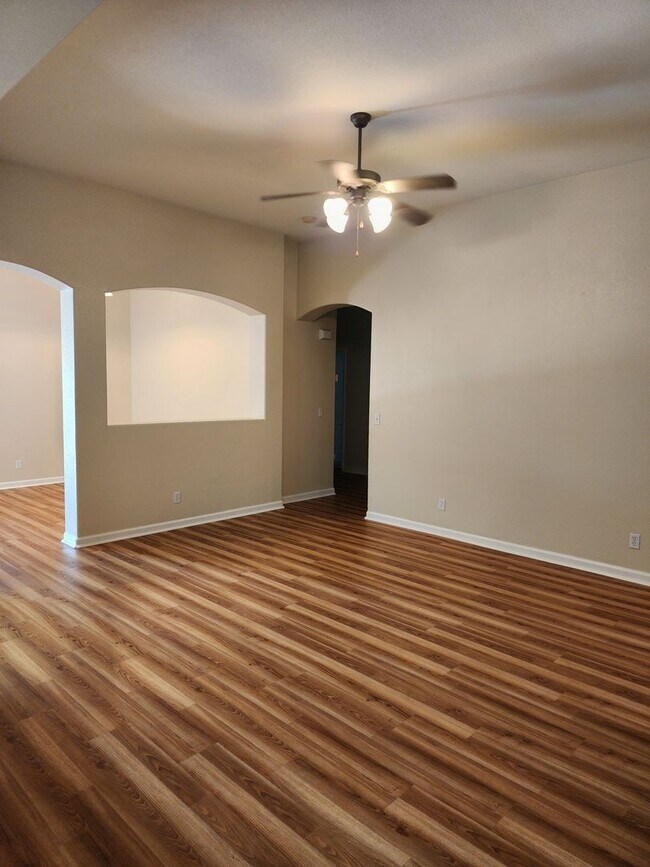 Building Photo - 4 bedroom 2 bathroom home Near Christofferson Pkwy Close to Walnut Elementary, Turlock Jr High Sc...