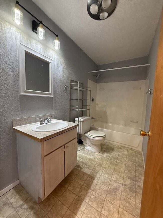 Building Photo - Well Maintained 3bd/2ba Home With Large Bonus Room