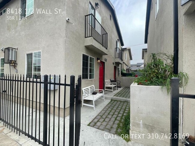 Building Photo - 8418 1/2 Wall St.-