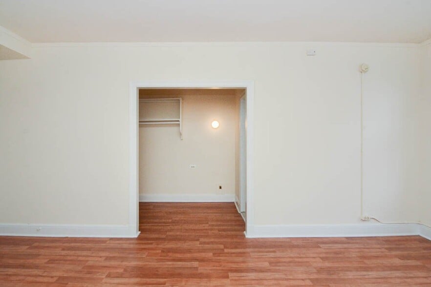 Building Photo - 3335 W Diversey Ave