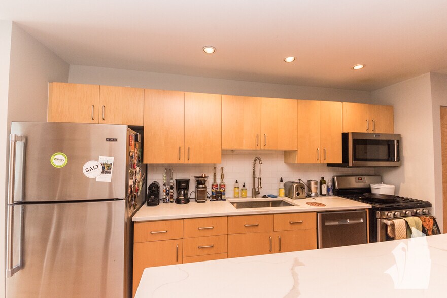 Building Photo - 2300 W Wabansia Ave