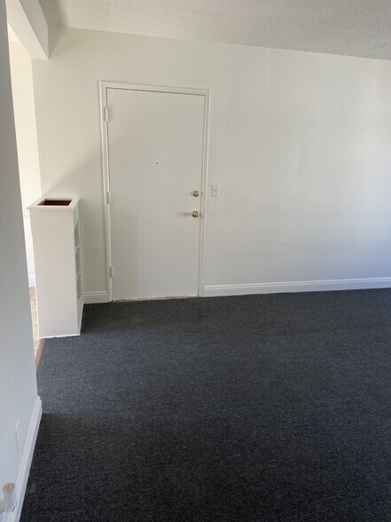 living room/entrance - 12233 Vanowen St