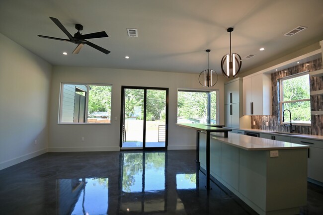 Building Photo - South Austin Oasis