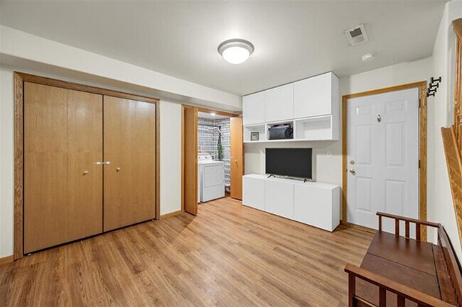 Building Photo - 2 Bedroom, 2-1/2 Bath Townhouse on Iowa City East Side!!