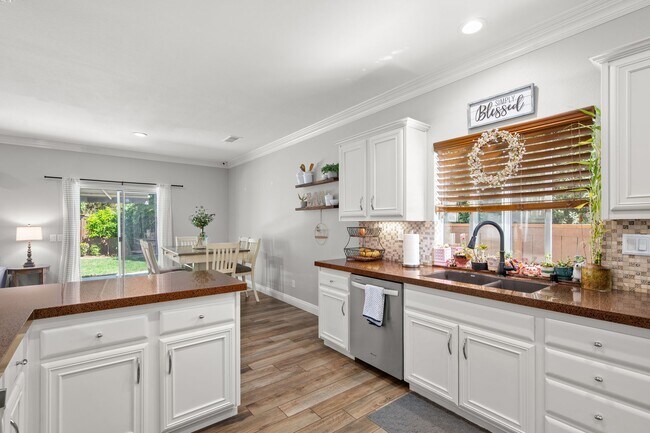 Building Photo - Gorgeous Eastlake Townhome!