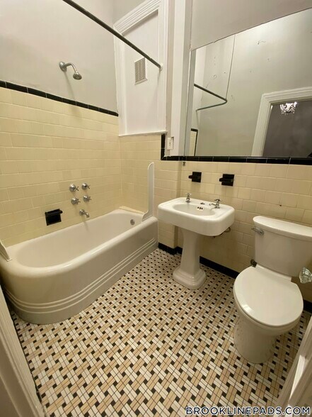 Building Photo - 9 Sewall Ave