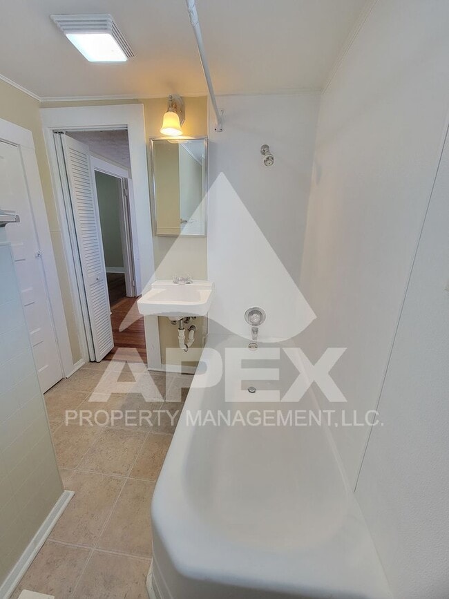 Building Photo - Cute 2 Bd - 1 Ba Single Family Home w/Gara...