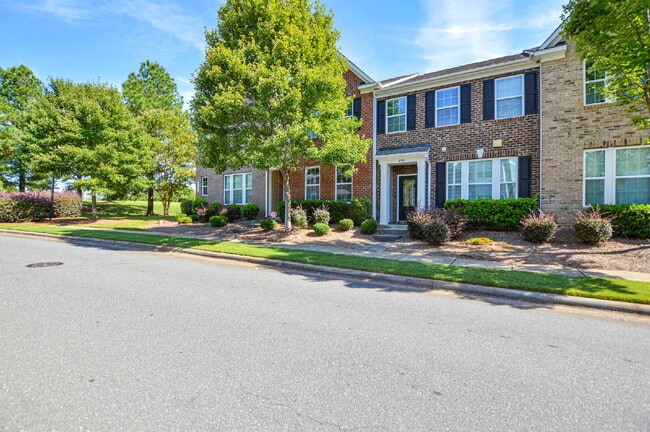 Building Photo - "Charming 3-Bedroom Townhouse in Indian La...