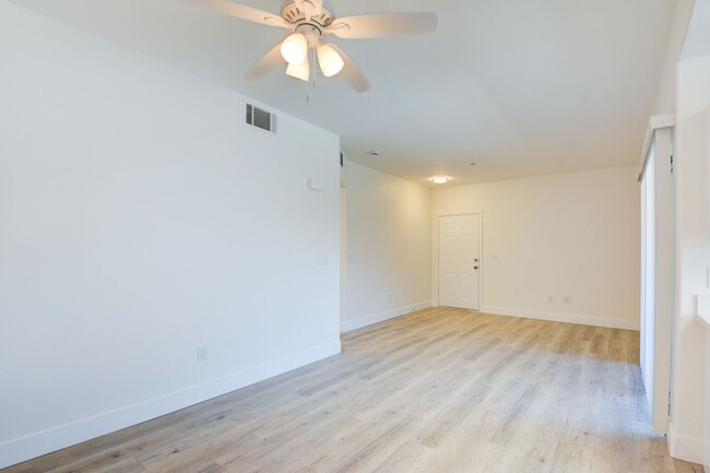 Building Photo - Gorgeous two bedroom two bathroom condo in...