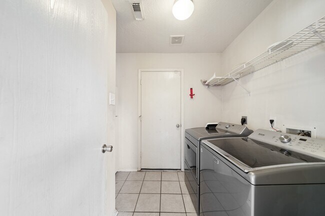 Building Photo - 17802 Kerrybrook Ln