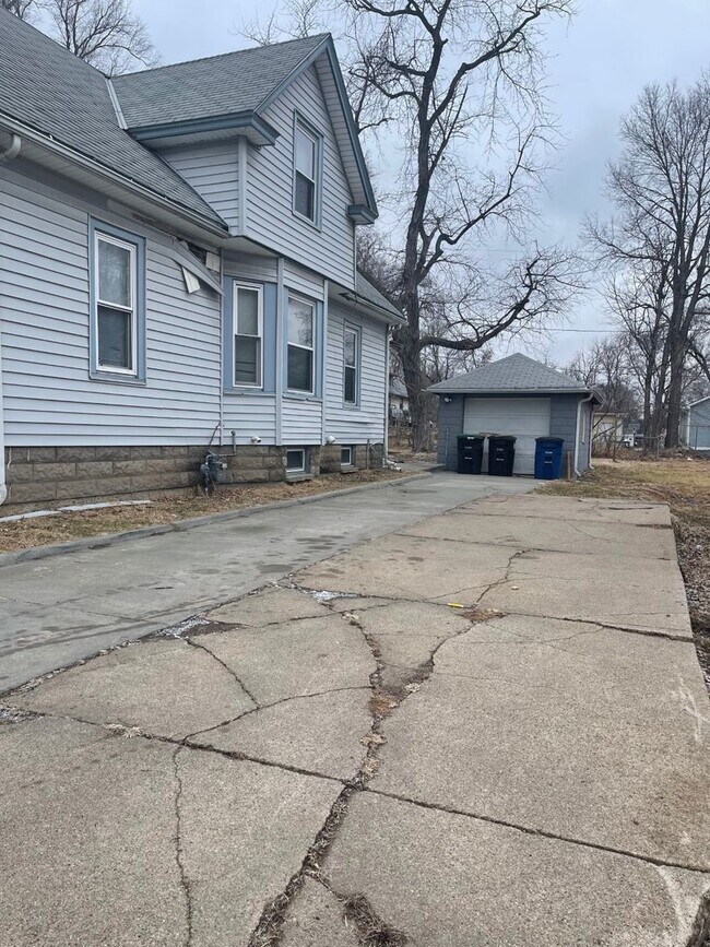 Building Photo - 4 Bedroom 2 bath House Available Now!!