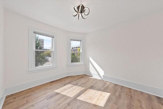 Building Photo - 2026 E Kenilworth Pl