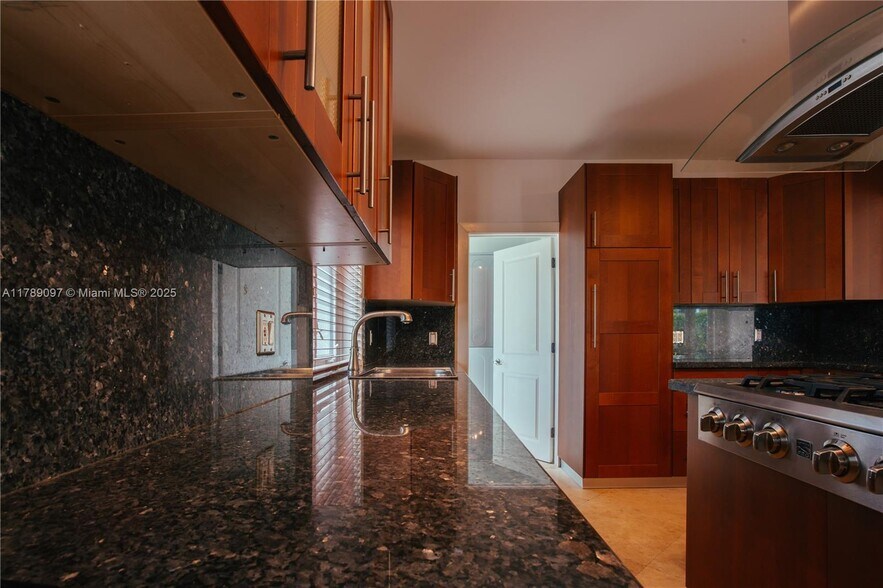 Building Photo - 72 S Hibiscus Dr