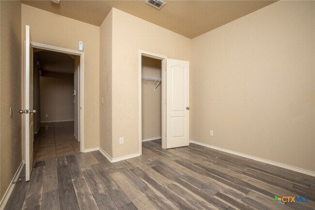 Building Photo - 433 Stonebrook Dr