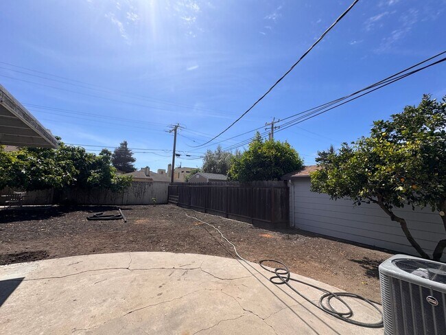 Building Photo - 21 Orange Dr