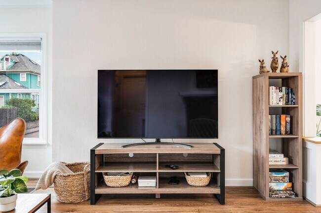 Building Photo - 2403 7th Ave W