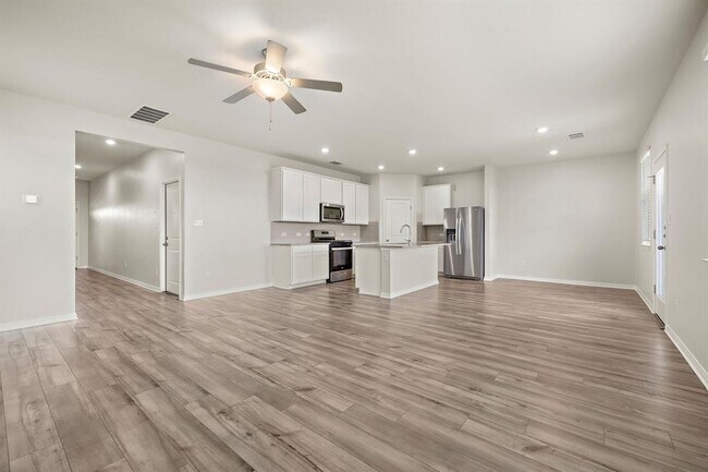 Building Photo - 120 Longmount Cv