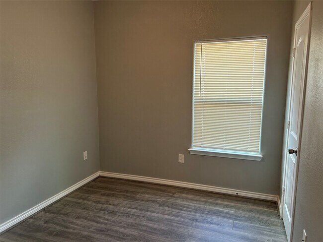 Building Photo - 16956 W Ivanhoe St