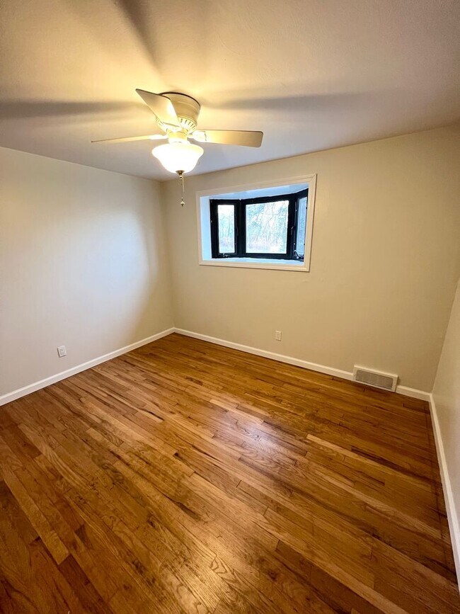 Building Photo - Beautiful 3 Bedroom 1 Bathroom in Penn Hil...