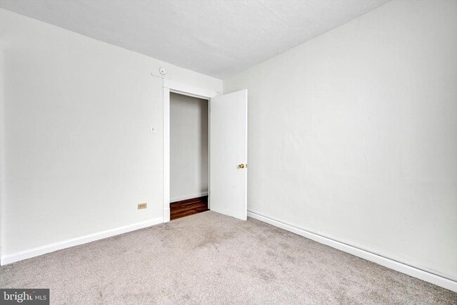 Building Photo - 523 W Oak St