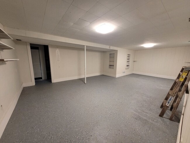 Building Photo - 3 Bedroom, 1.5 Bathroom home with detached garage