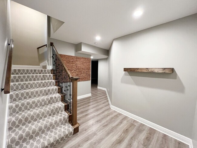 Building Photo - SEE IT NOW: Luxury 5-Bed Home in Wilshire ...