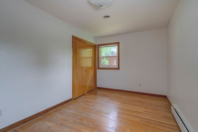 Building Photo - 1000 Willard Dr SE