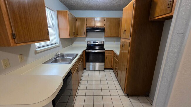 Building Photo - 906 Meadow Cir N