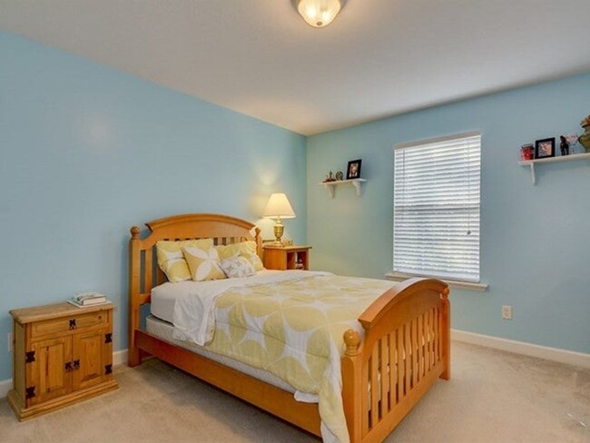 Building Photo - 5 bedroom, 3.5 bathroom home with pool in ...