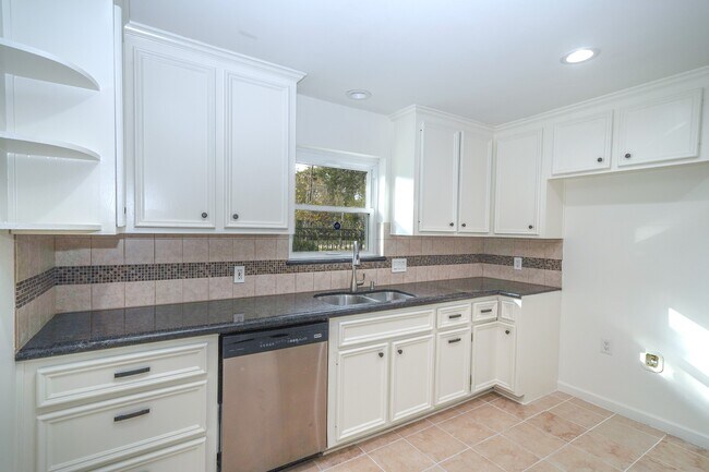 Building Photo - 5471 Loch Lomond Dr