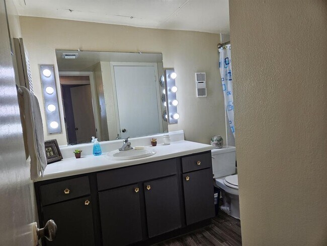 Building Photo - 8433 Hearth Dr