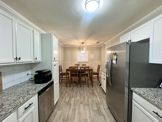 Building Photo - Updated 3-Bedroom Home Near TJC & Medical ...