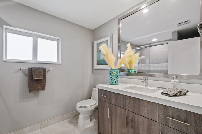 Building Photo - 7101 W Lake Dr