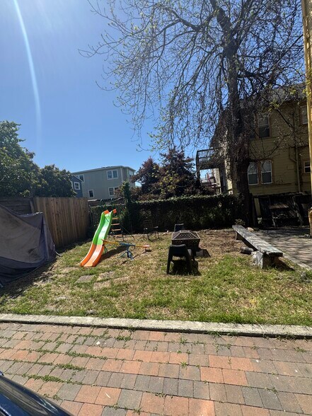 Shared Backyard space - 871 27th St